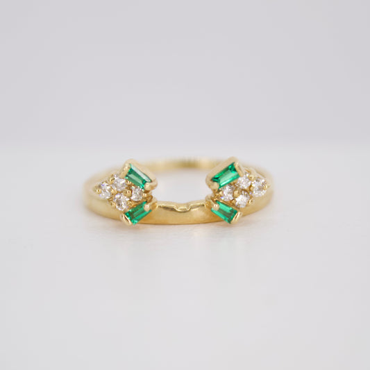 Anillo en oro amarillo 14k con esmeralda y diamantes.