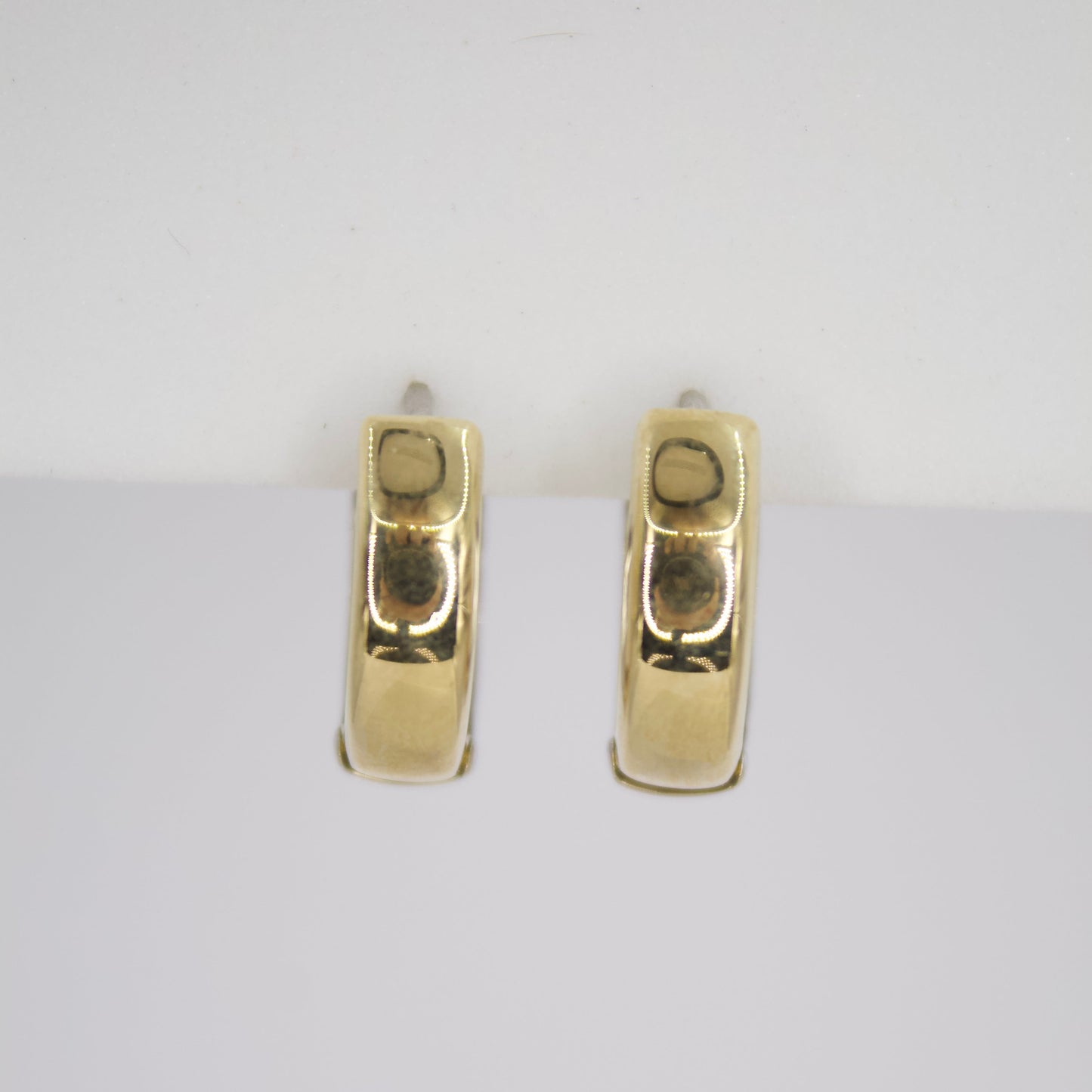 Aretes Huggies en oro combinado 14k.