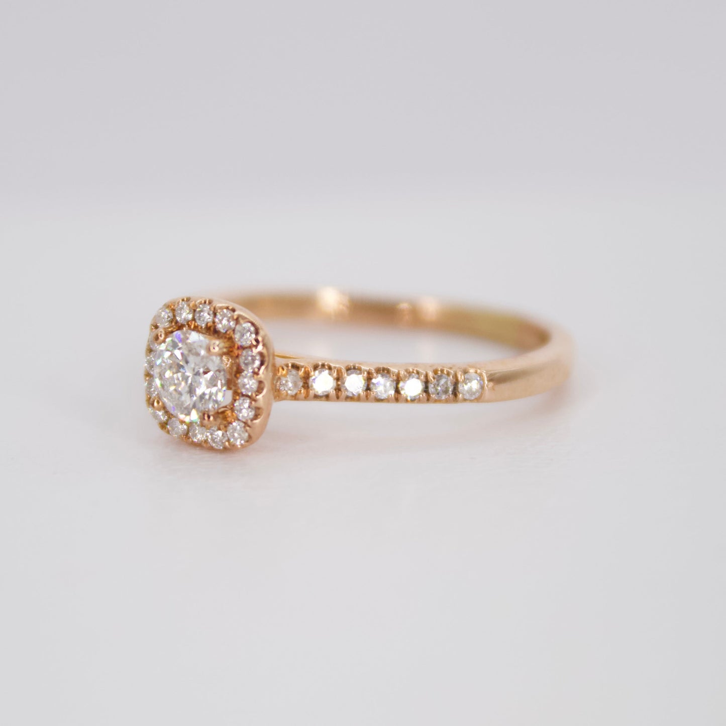 Anillo en oro rosa 14k con diamantes