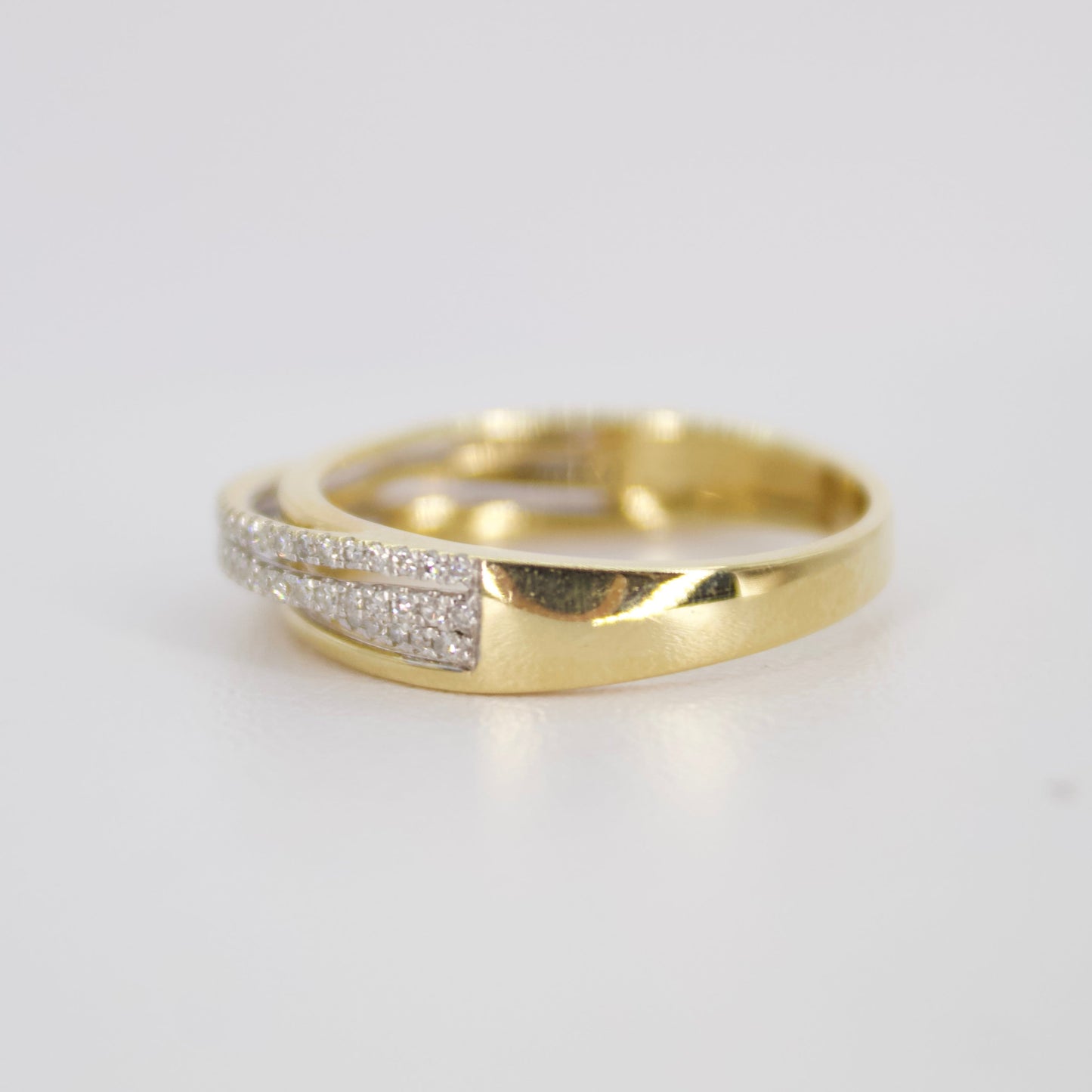 Churumbela en oro amarillo 14k con diamantes.