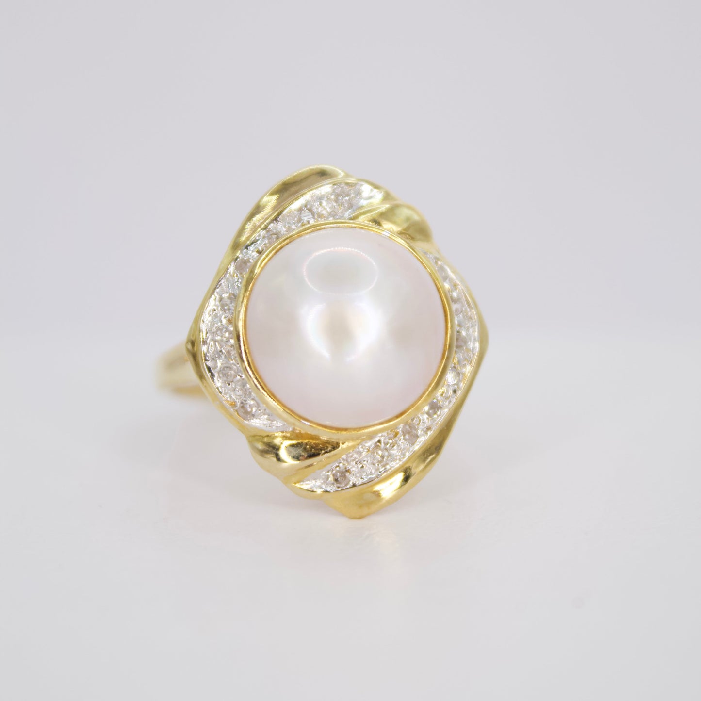 Anillo en oro amarillo 14k con perla y diamantes.