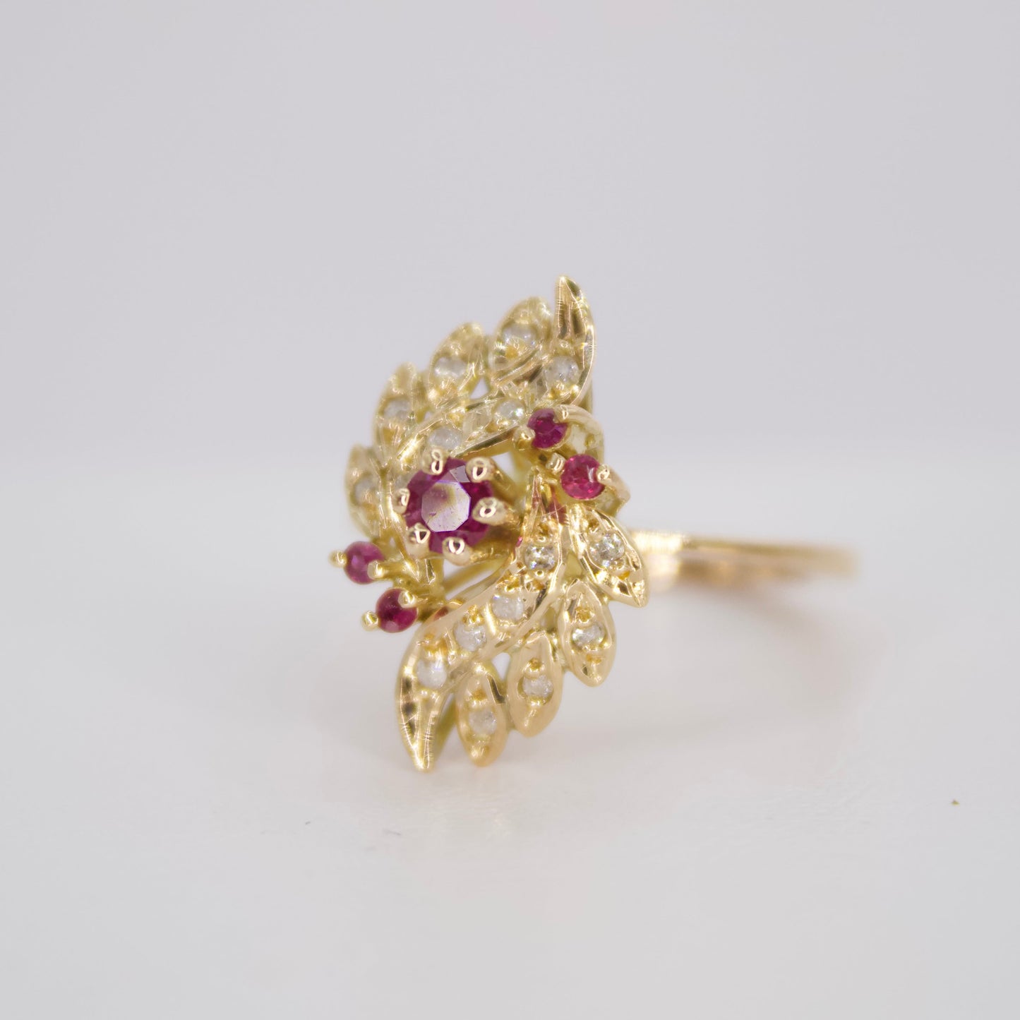 Anillo en oro amarillo 14k con rubí y diamantes.