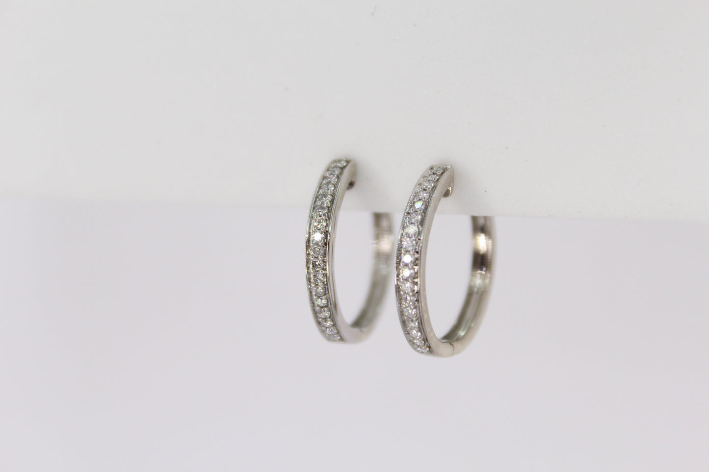 Arracadas en oro blanco 14k con diamantes.