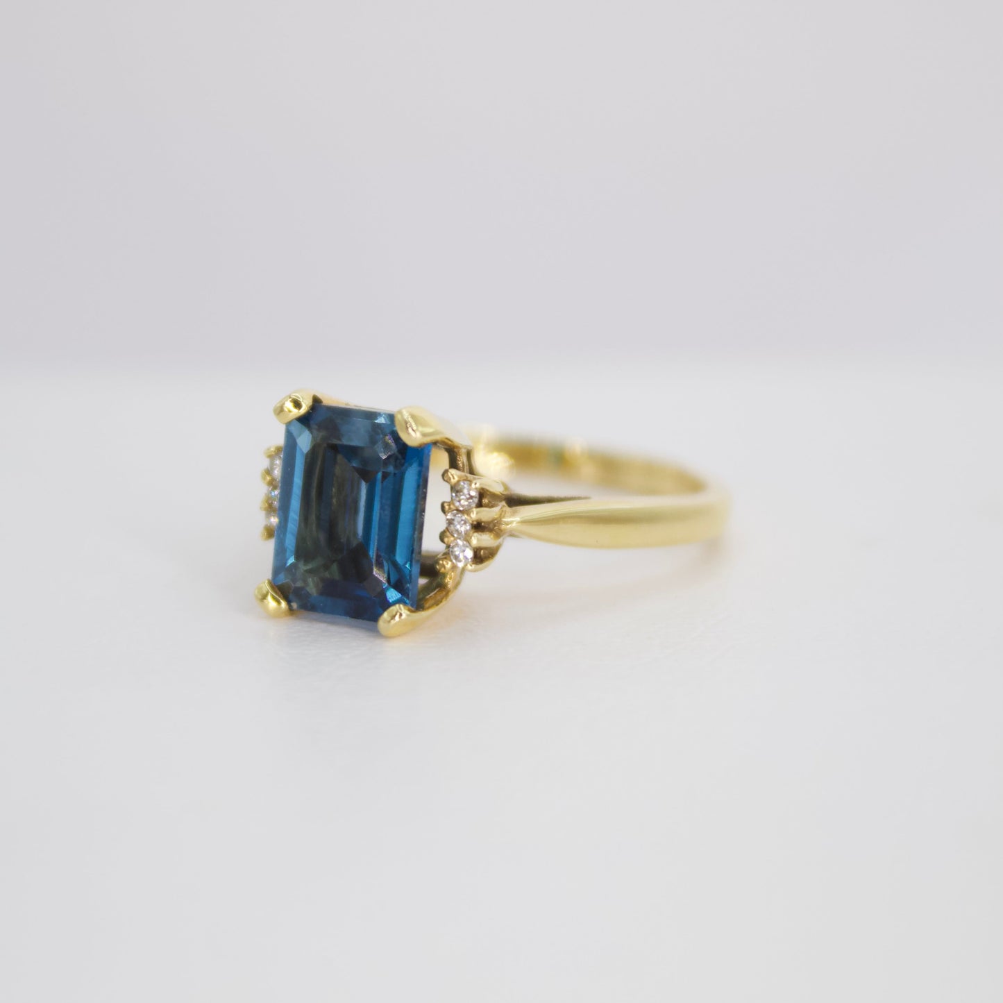 Anillo en oro amarillo 14k con london blue y diamantes.