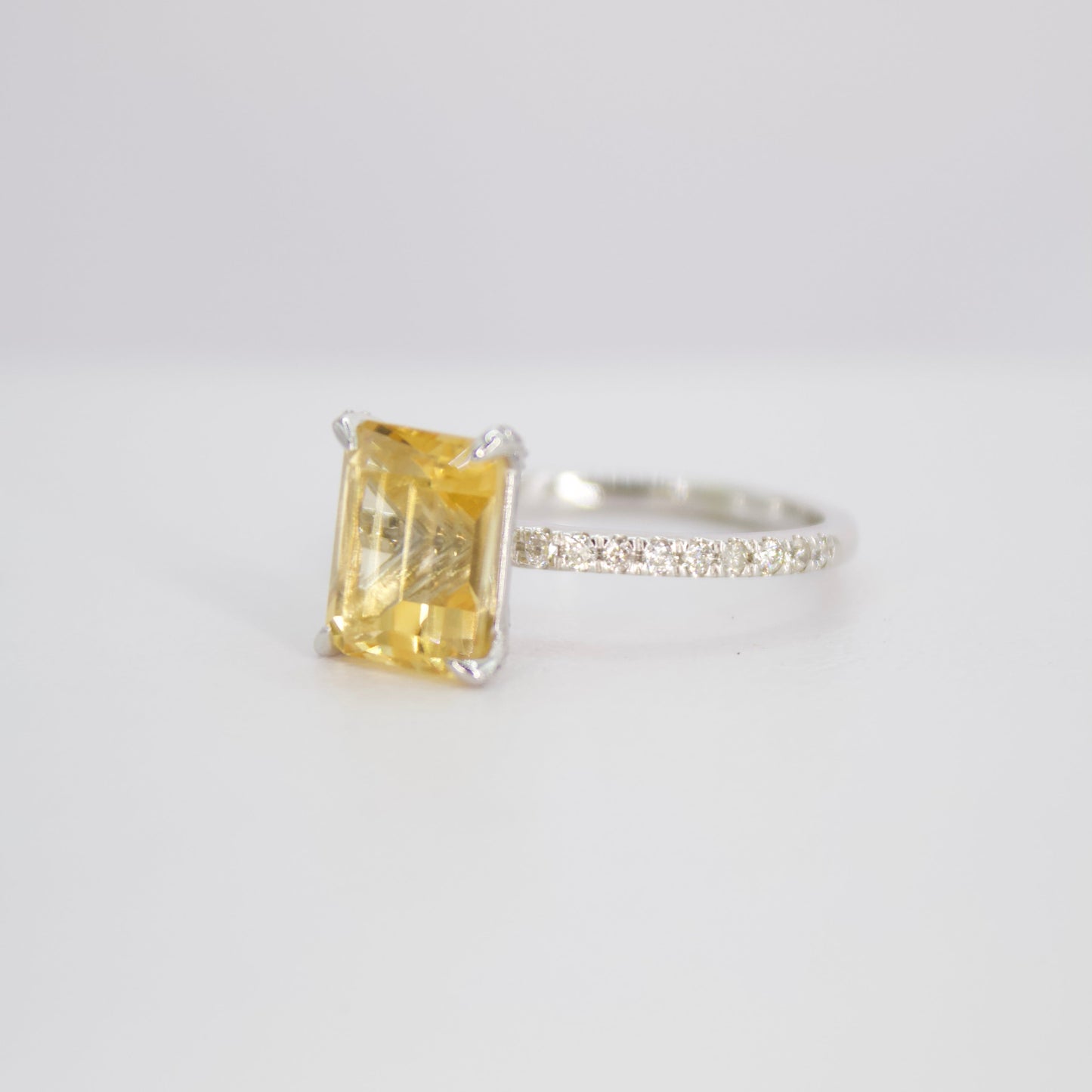 Anillo en oro blanco 14k con citrino y diamantes.