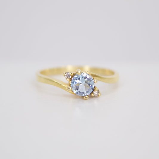 Anillo en oro amarillo 14k con aguamarina y diamantes.