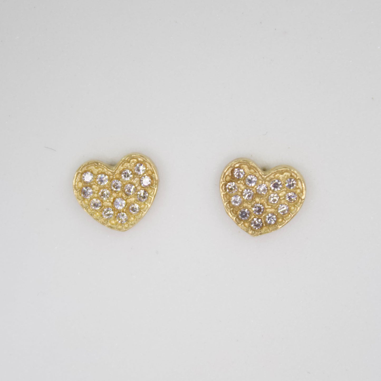 Aretes corazón en oro amarillo 10k con zirconias.