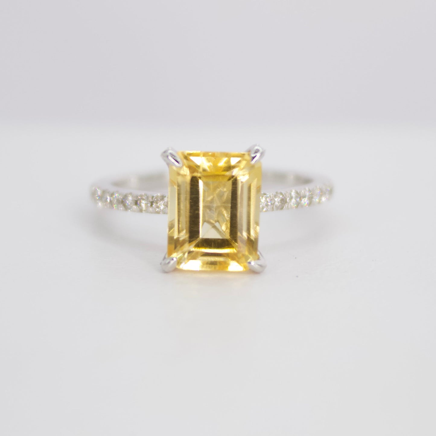 Anillo en oro blanco 14k con citrino y diamantes.