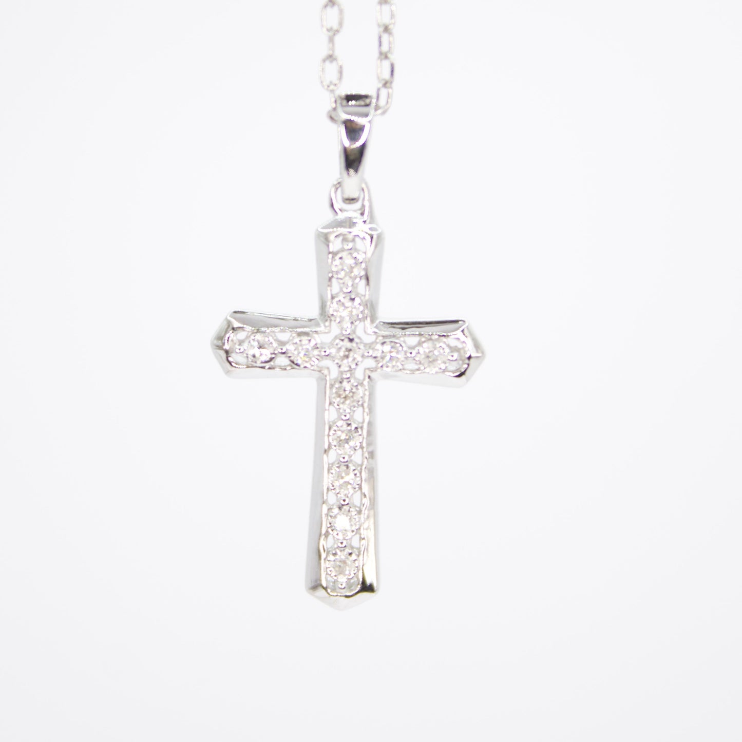 Cruz en oro blanco 14k con diamantes.